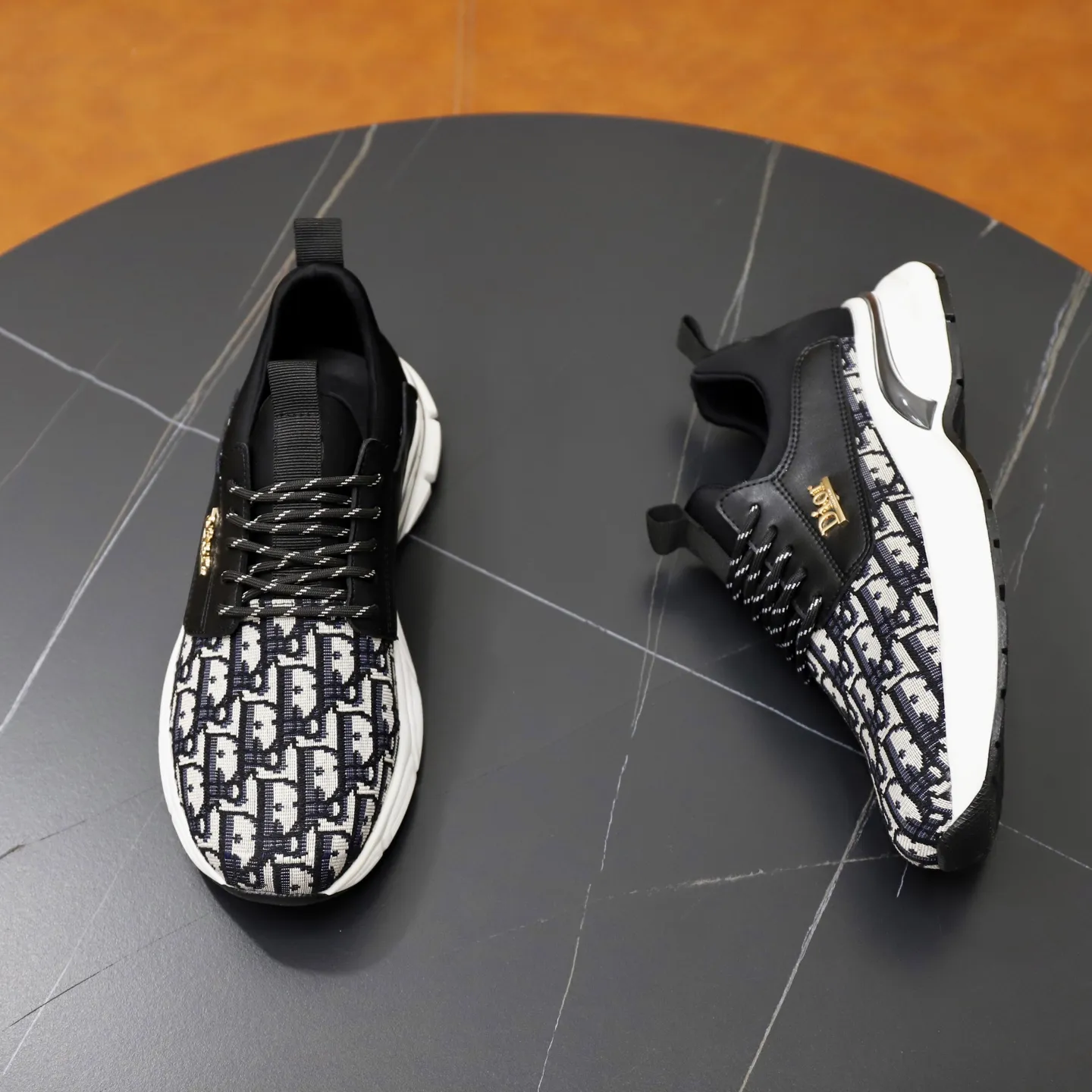 Men's shoes: 440💰🙅‍♂️🙅‍♂️🙅‍♂️ Brand: Dior DIOR Standard code: 38-44 (45 customized) Grade: Same as the official website Material: Original cowhide material spliced with brand cloth Comfortable and breathable lining Lightweight and wear-resistant sports outsole Style category: Men's fashionable casual shoes Running sports shoes Distinguished luxury brand elements Top luxury color: actual picture color